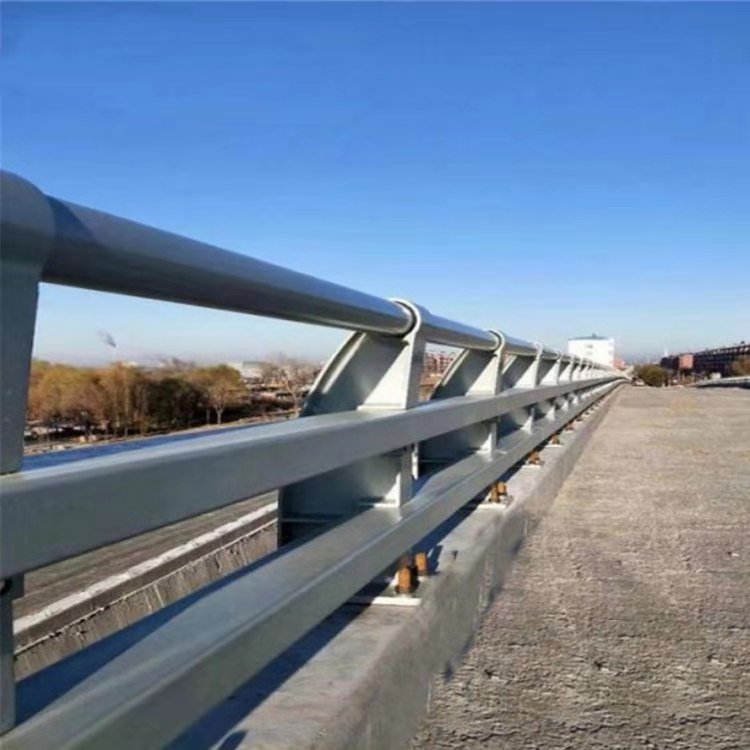 防撞護(hù)欄的立柱通過(guò)膨脹螺栓與地面固定